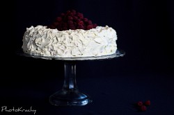 Tort malinowy z białą czekoladą
