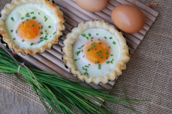 Zapiekane jajka w cieście francuskim