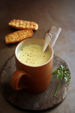 Creamy cauliflower soup with curry