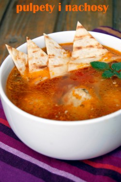 Meksykańska zupa z pulpetami i nachosami.