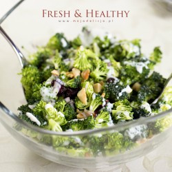 Sałatka z surowego brokuła, żurawiny i migdałów – Fresh&Healthy | Moja Delicja