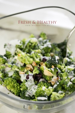 Sałatka z surowego brokuła, żurawiny i migdałów – Fresh&Healthy | Moja Delicja
