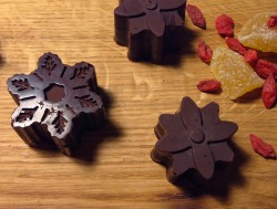 Gorzkie czekoladki z imbirem i jagodami goji