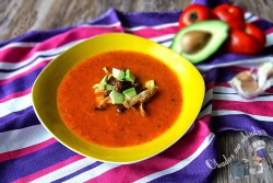 Meksykańska zupa pomidorowa z pieczonym kurczakiem