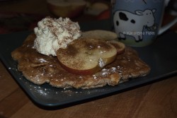 Pełnoziarnisty omlet z jabłkiem, rodzynkami