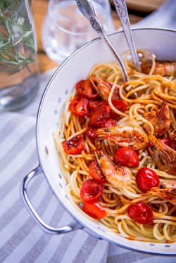 Spaghetti z pomidorami i krewetkami