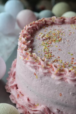 tort – tort z bitą śmietaną i masą truskawkową