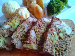 Anita Inspiruje: PRZEPIS – Pieczeń z mięsa mielonego z kalafiorem i brokułem