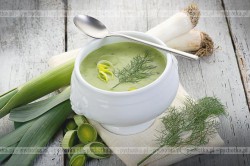 Zupa ziemniaczano – porowa z sezamem