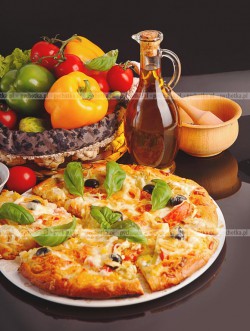Pizza wegetariańska z oliwkami i pomidorem