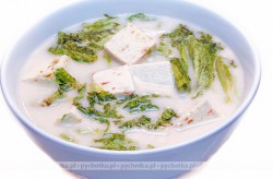 Zupa ze szpinakiem i tofu imbirem pachnąca