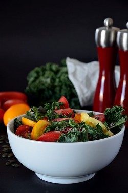 Sałatka jarmużowo – pomidorowa / Raw kale and tomato salad