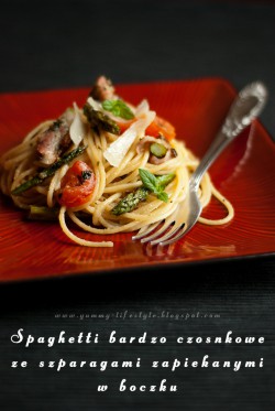 Bardzo czosnkowe spaghetti ze szparagami zapiekanymi w boczku.