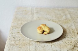 Mini croissanty z cebulą i oliwkami