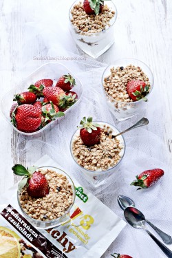 śniadanie z jogurtem :)