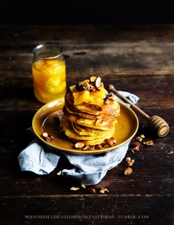 Pomarańczowe pancakes z prażonymi migdałami oraz karmelizowanymi pomarańczami