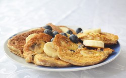 razowe pancakes z bananem, borówkami i syropem orzechowym