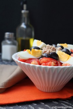 Sałatka pomidorowa z tuńczykiem, jajkiem i czarnymi oliwkami | Smak Hiszpanii i nie tylko…