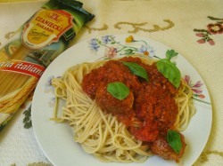 Spaghetti w sosie pomidorowym z pulpecikami