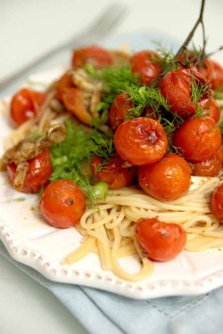 Spaghetti z fenkułem i pomidorkami koktajlowymi