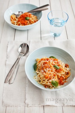 Spaghetti z pomidorami i pieczonym bakłażanem