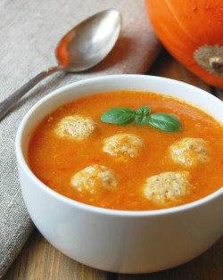zupa dyniowa z pulpetami i pomidorami