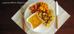 Złocisty kurczak z pieczonymi ziemniaczkami i musem ananasowym / Golden chicken with baked potatoes and pineapple mousse