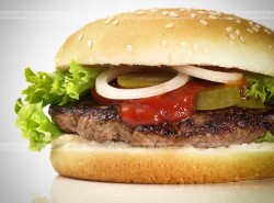 Chimichurri hamburger z opiekanymi platanami