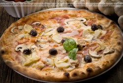 Pizza sródziemnomorska z pieczarkami i oliwkami