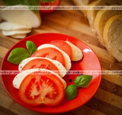 Pomidory z mozzarellą w oliwie