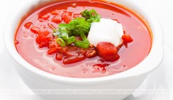 Zupa pomidorowa z zielonym groszkiem konserwowym
