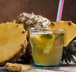 Napój ananasowy z grenadyną