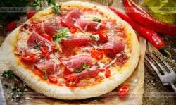 Pizza z salami i pomidorami