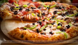 Pizza z wątróbką drobiową, oliwkami i pomidorami