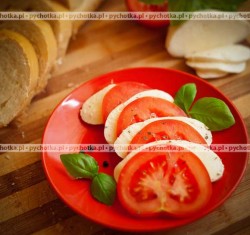 Talerz z mozzarellą i pomidorami