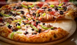 Pizza z bekonem, oliwkami i filetami anchois