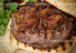 Grillowanie burgery z mięsa indyka