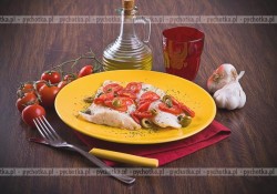 Filet z pangi w pomidorkach, oliwkach i kaparach