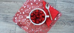 Makaron z bitą śmietaną, truskawkami i musem malinowym / Pasta with whipped cream, strawberries  ...