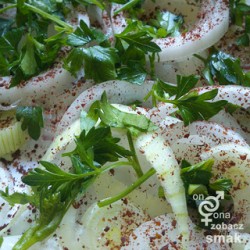 cebulowa sałatka z sumakiem – slogan salatasi – zobacz ich smak