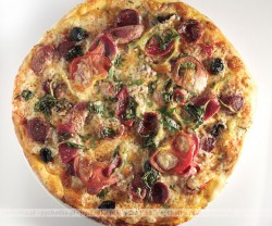 Pizza z szynką parmeńską i rukwią