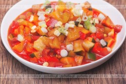 Bakłażan, pomidory i papryka w słoiku