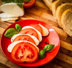 Sałatka pomidory i mozzarella