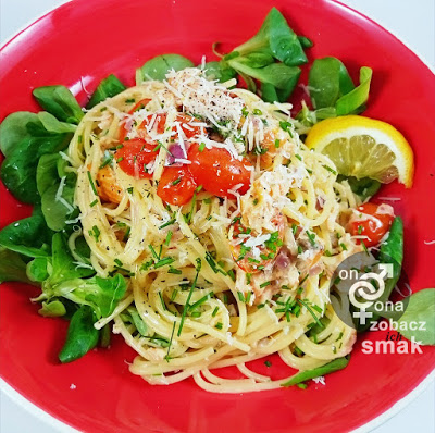 delikatne spaghetti z wędzonym łososiem i szczypiorkiem – zobacz ich smak
